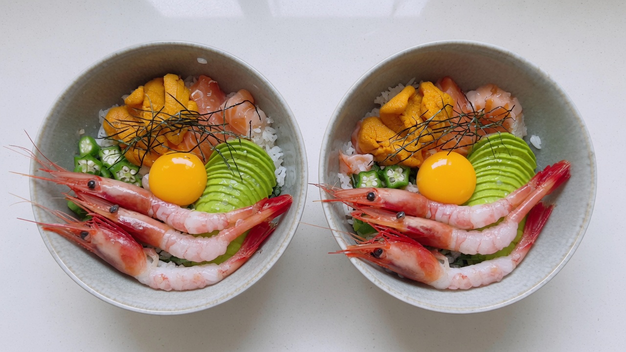 彩り豊かな海鮮丼（甘海老・うに・サーモン）