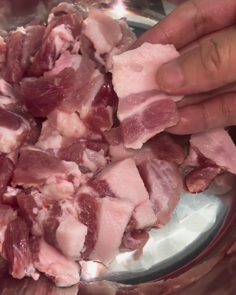 一口大に切りそろえられた豚バラ肉の薄切り。