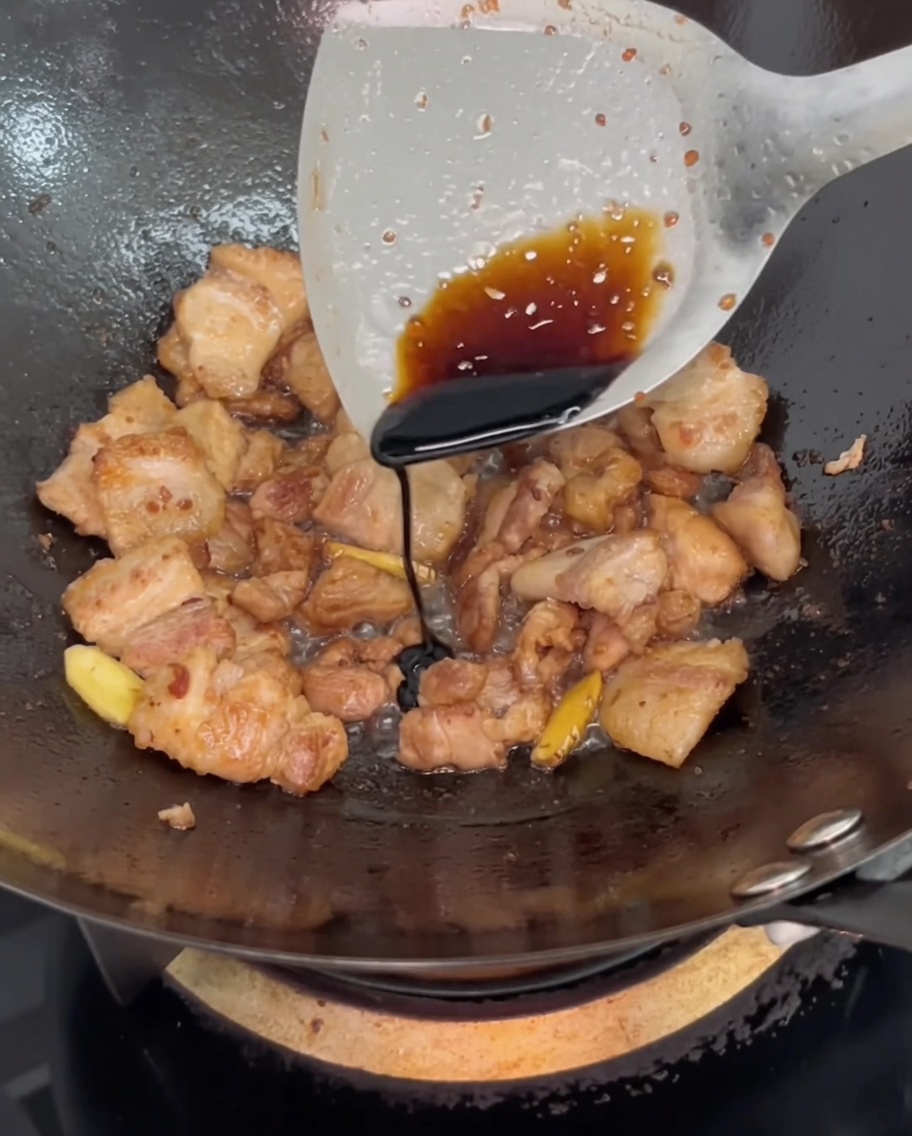 ダークソイソースで色付けをしている様子。