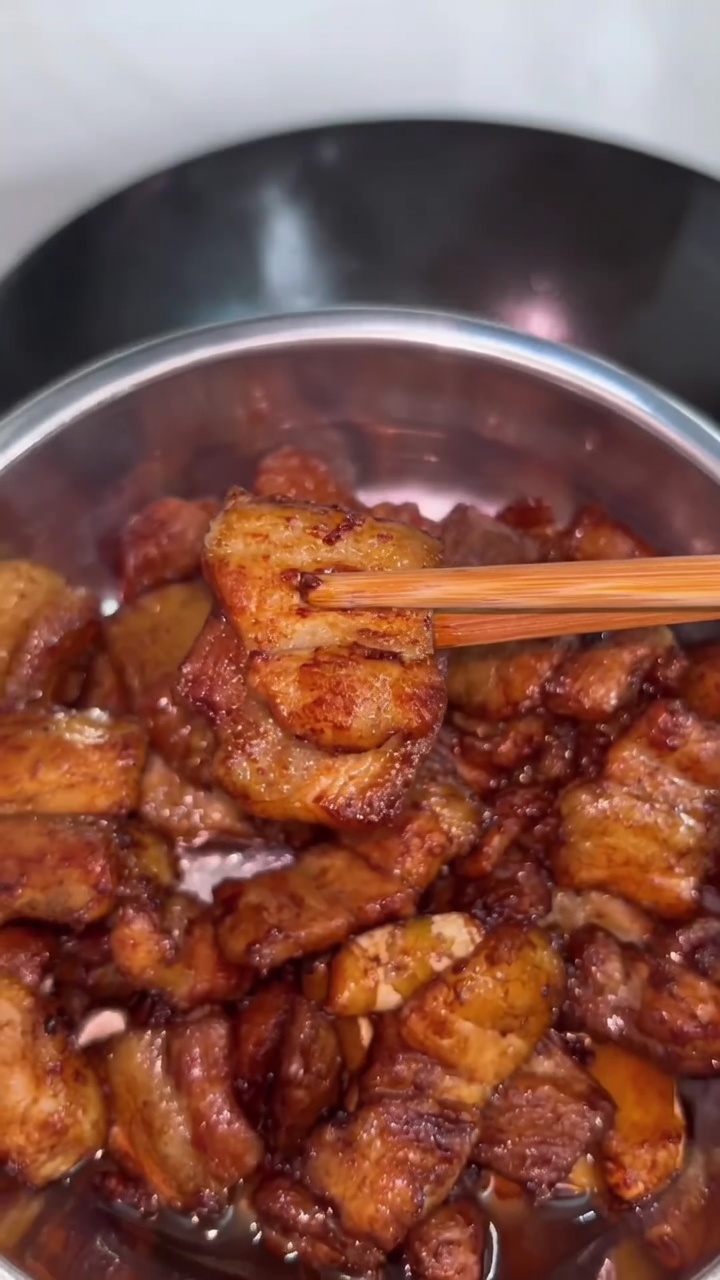 艶やかに仕上がった、香ばしい豚バラ肉の醤油煮込み。