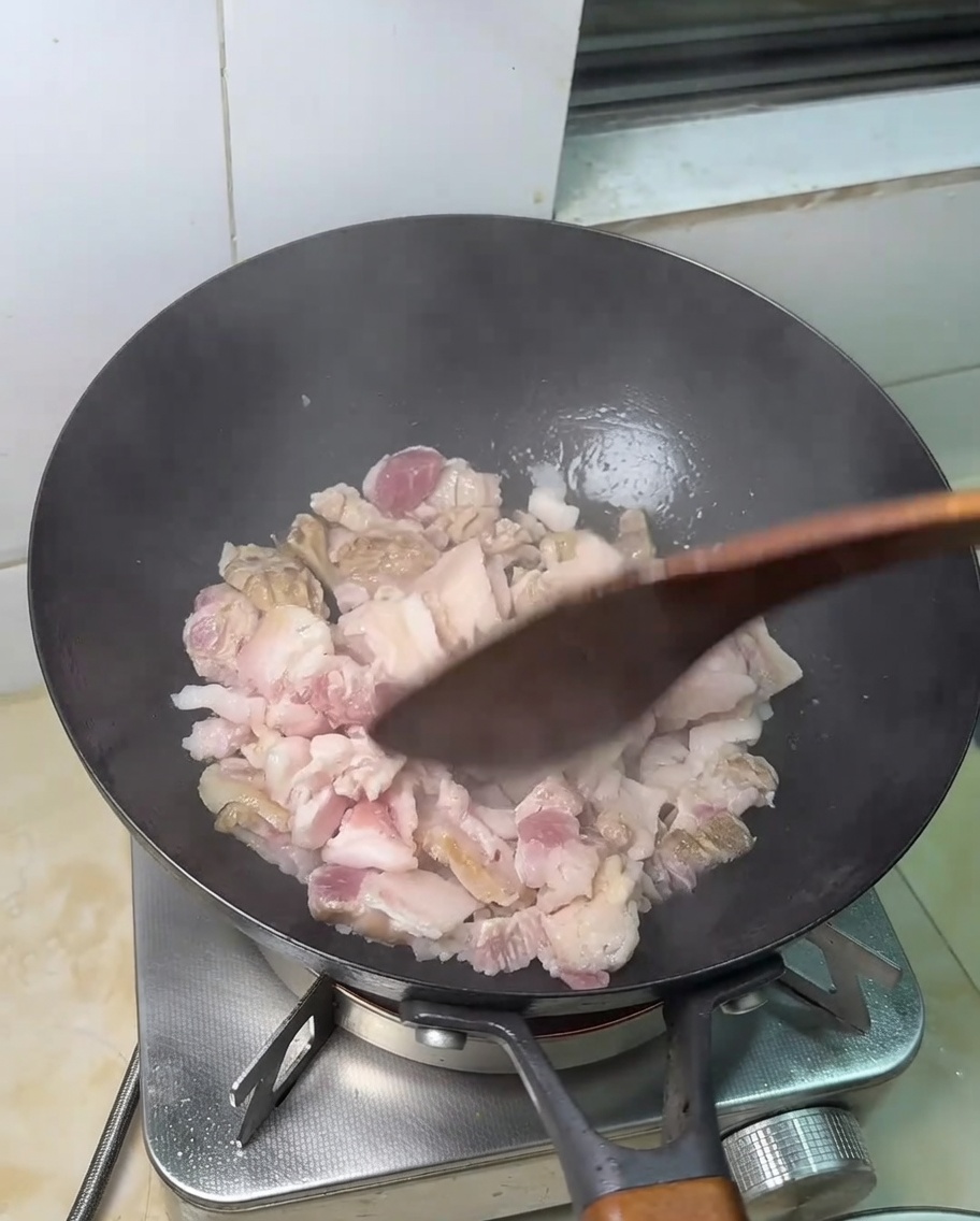 フライパンで豚バラ肉を焼いている様子