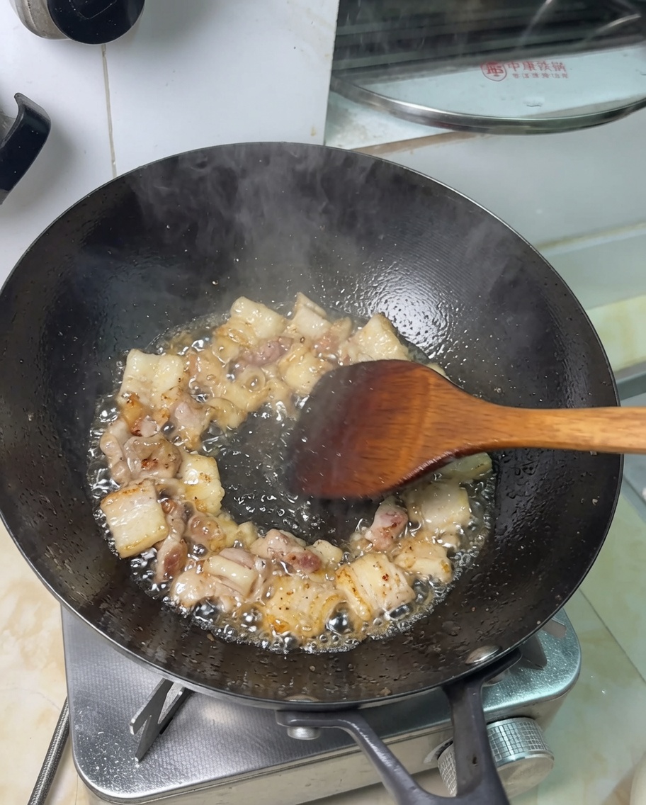 豚バラ肉から脂が出てきている様子