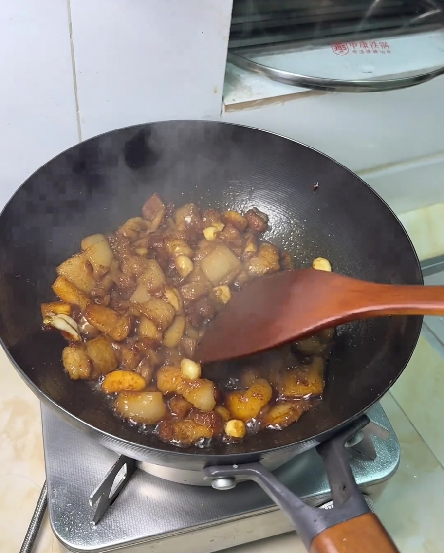 完成したツヤのある豚バラ炒め