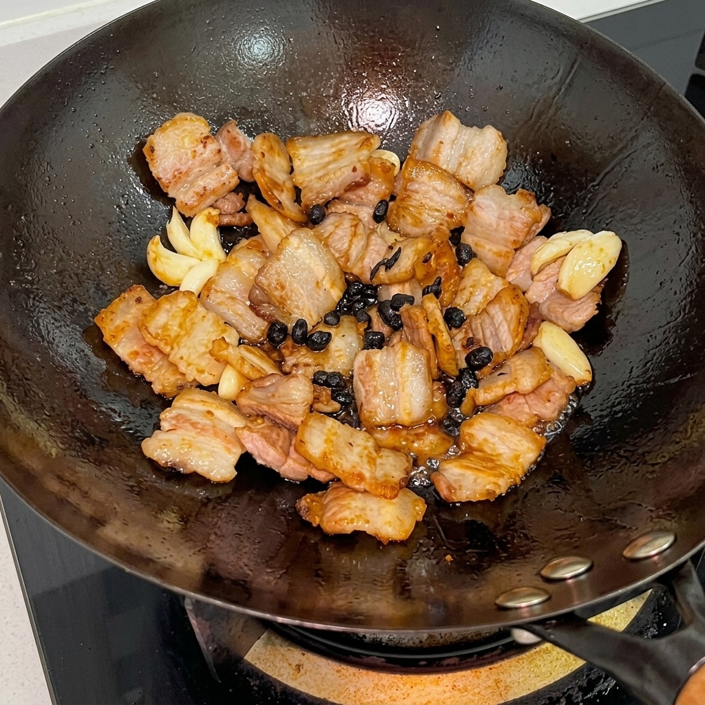 オイスターソースと醤油を加えて絡めている様子。