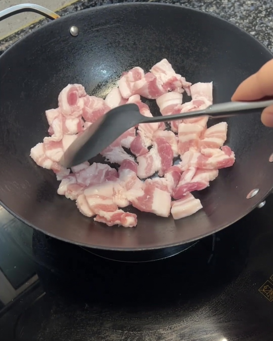豚バラ肉がこんがりと焼け、脂が出てきている様子。