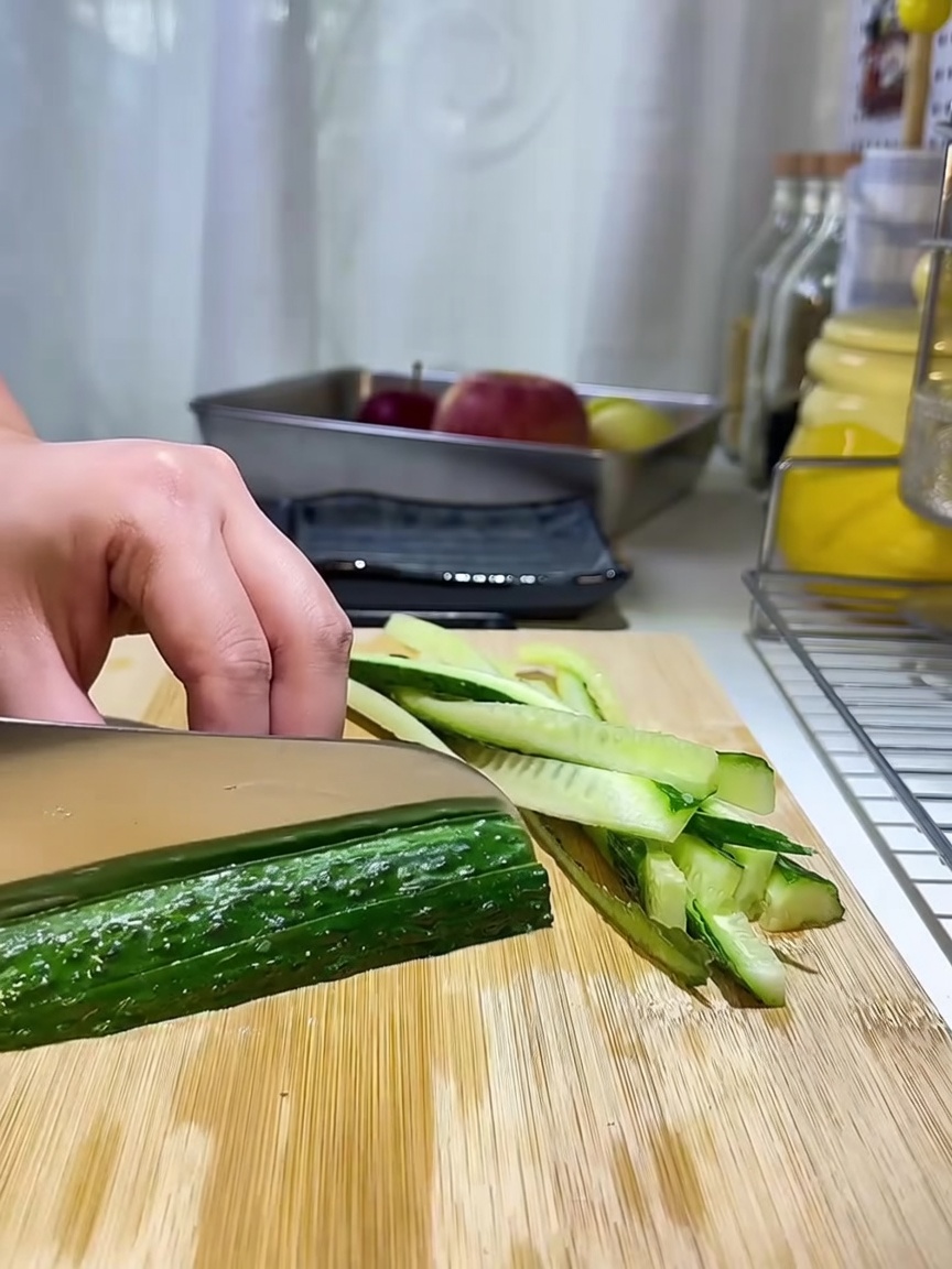 まな板の上にきれいに並べられた細切りのきゅうり。