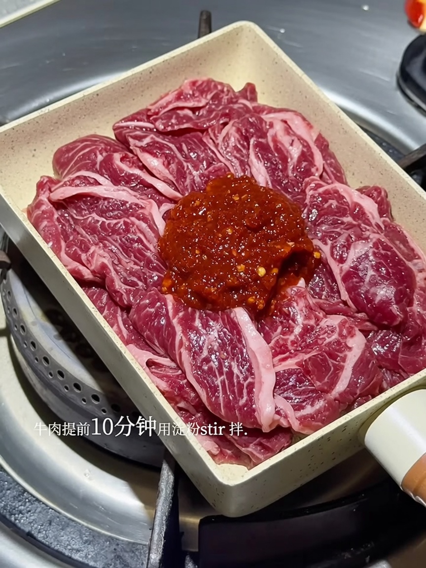 韓国風の赤いソースで炒められている牛肉。