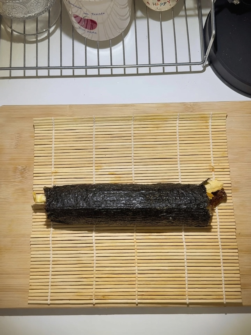 巻きすを使ってしっかりと巻かれているキンパ。