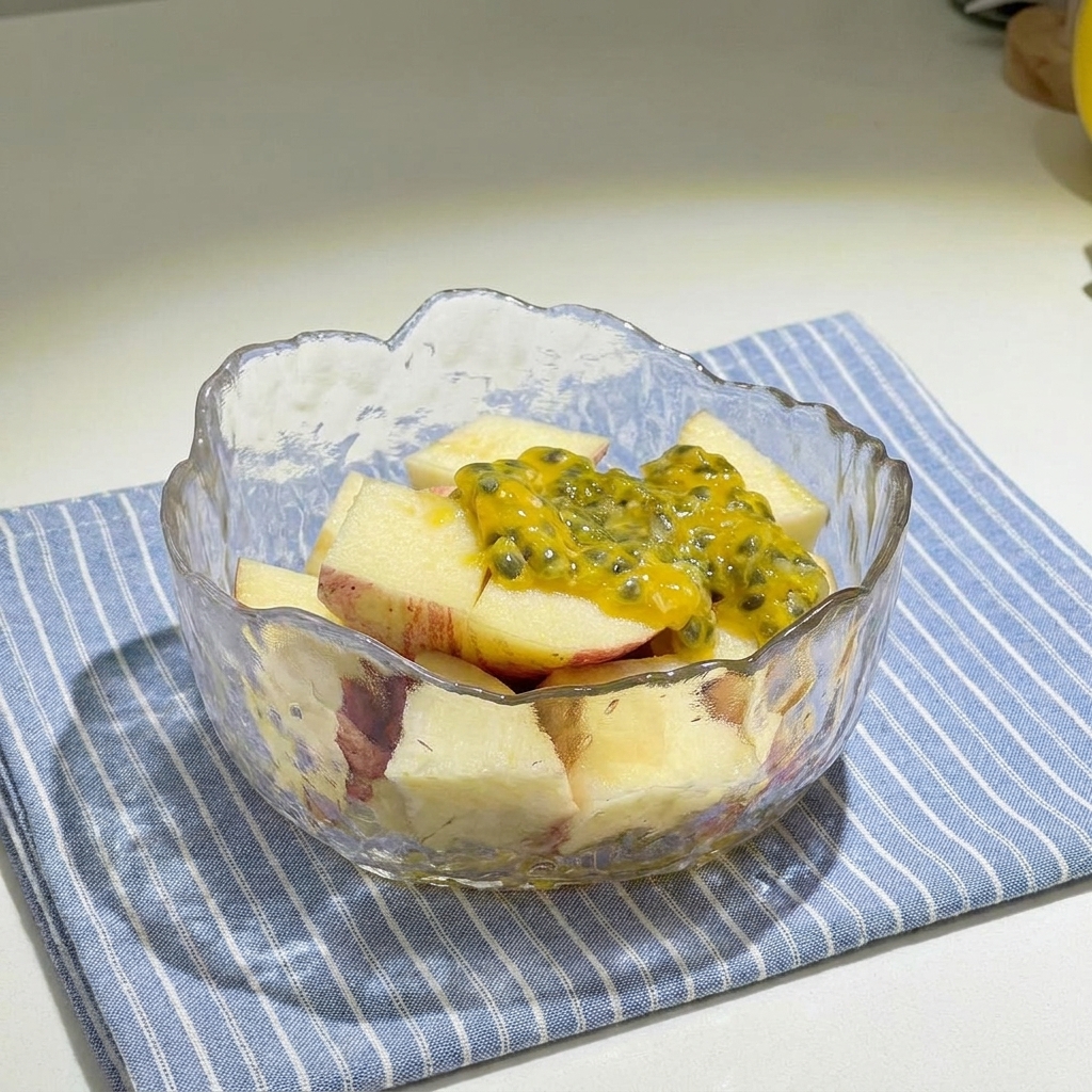 パッションフルーツの果肉で和えた、色鮮やかなりんごの盛り付け。