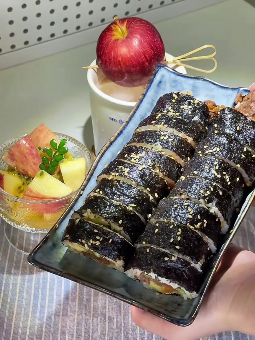 韓国風牛肉キンパとパッションフルーツ漬けりんご