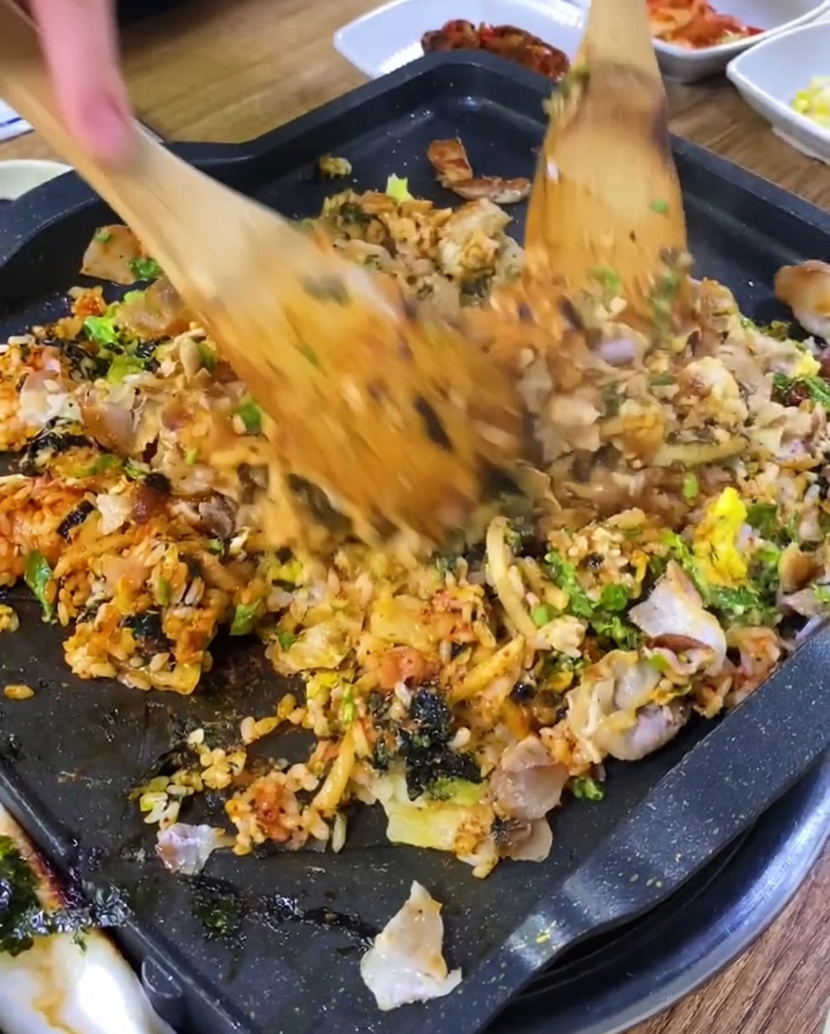 鉄板の上で炒め合わされるチャーハン。
