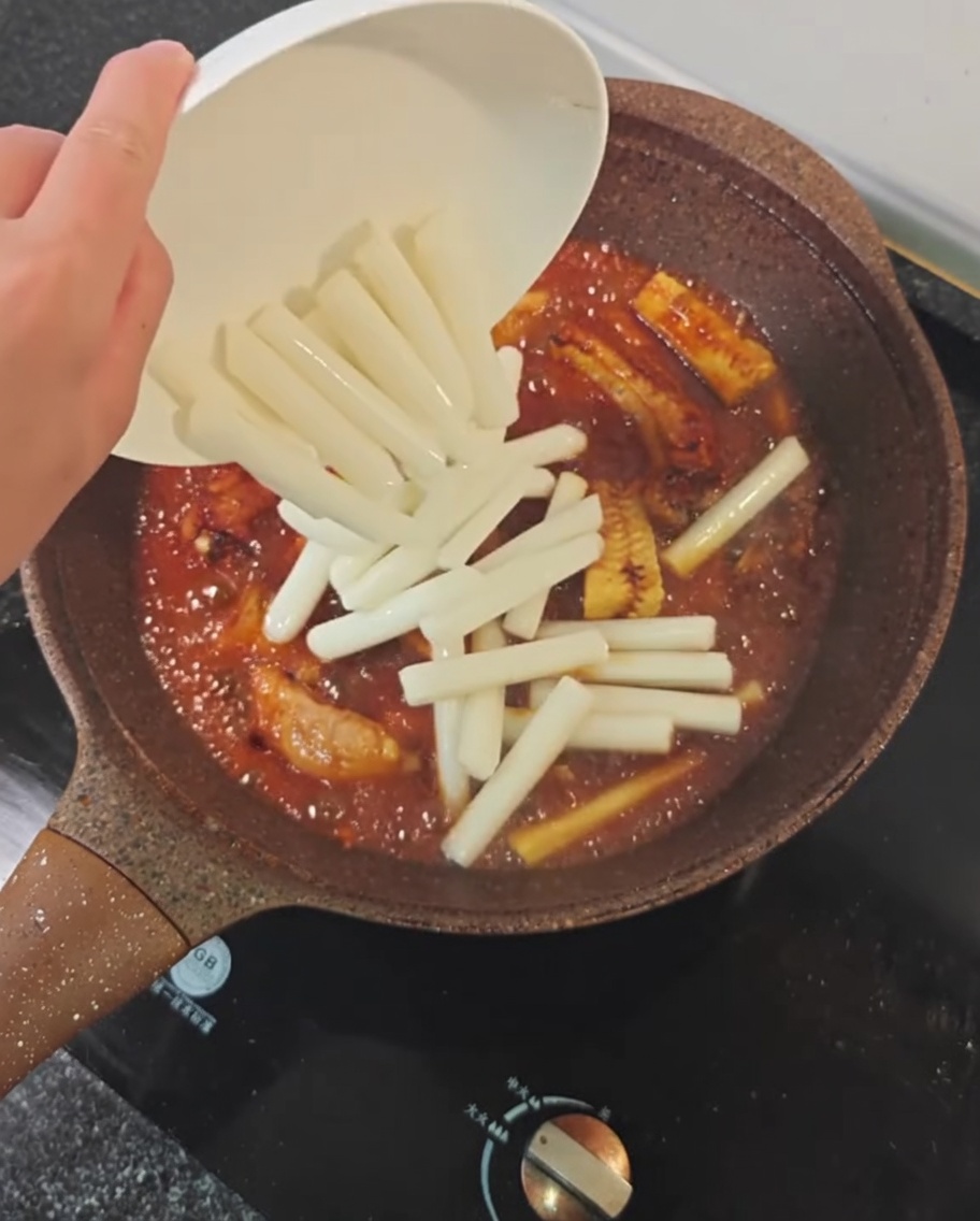 煮込みにトッポギを入れている様子。