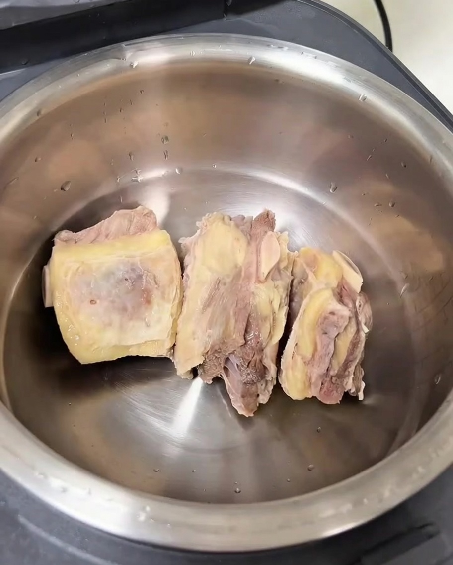 きれいに洗った牛カルビ肉とさまざまな香味野菜が入った炊飯器の内釜。