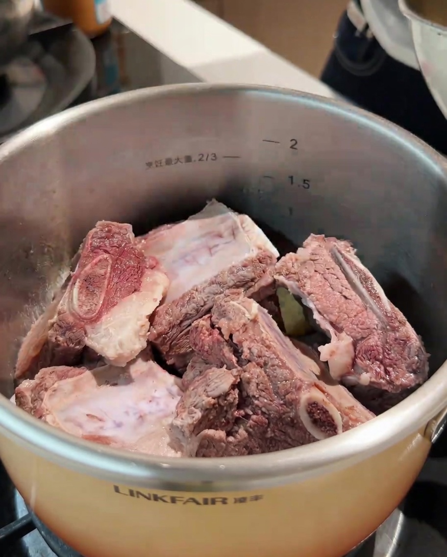 鍋に湯通しした牛カルビと八角などのスパイスを加えた状態。