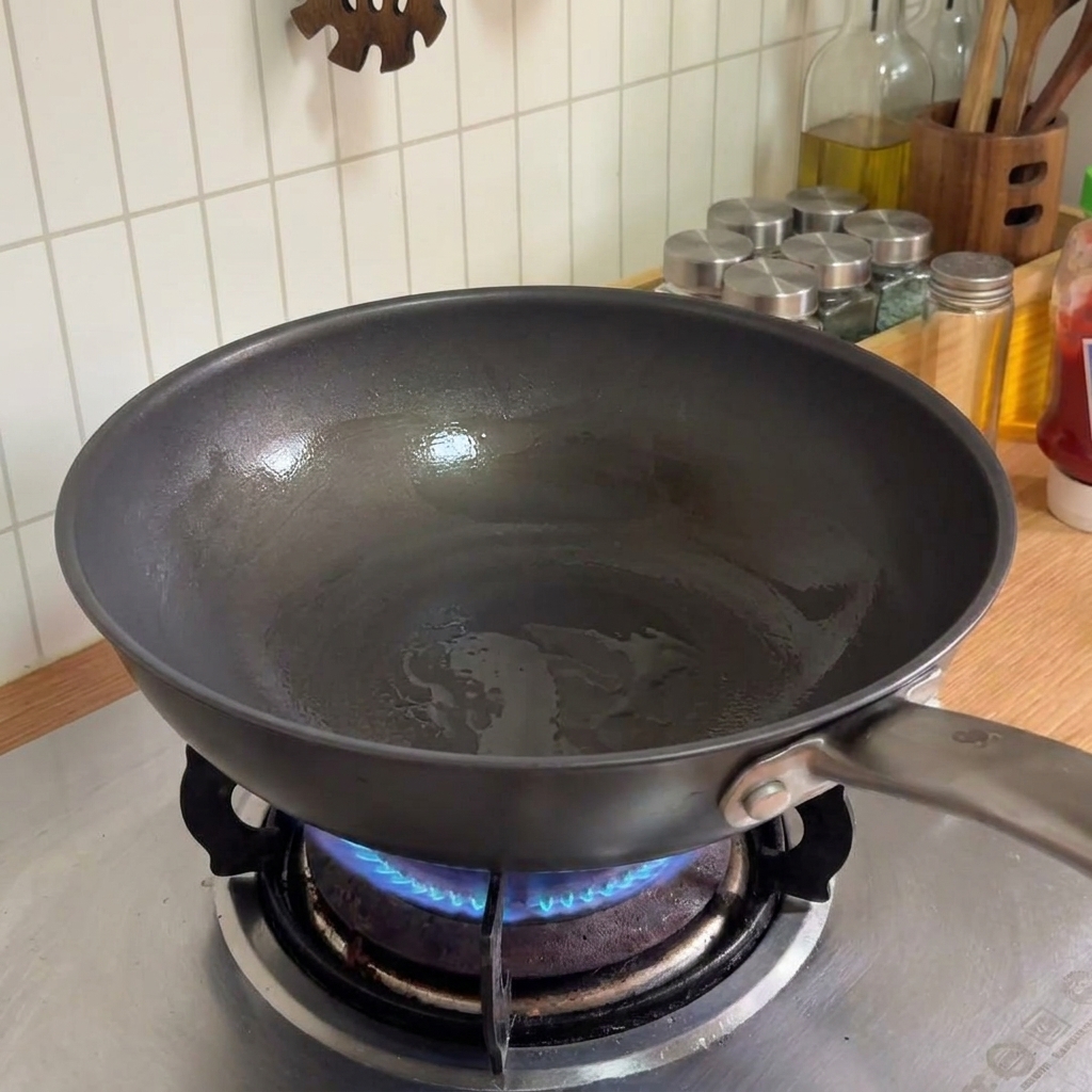 フライパンで野菜を炒めている様子