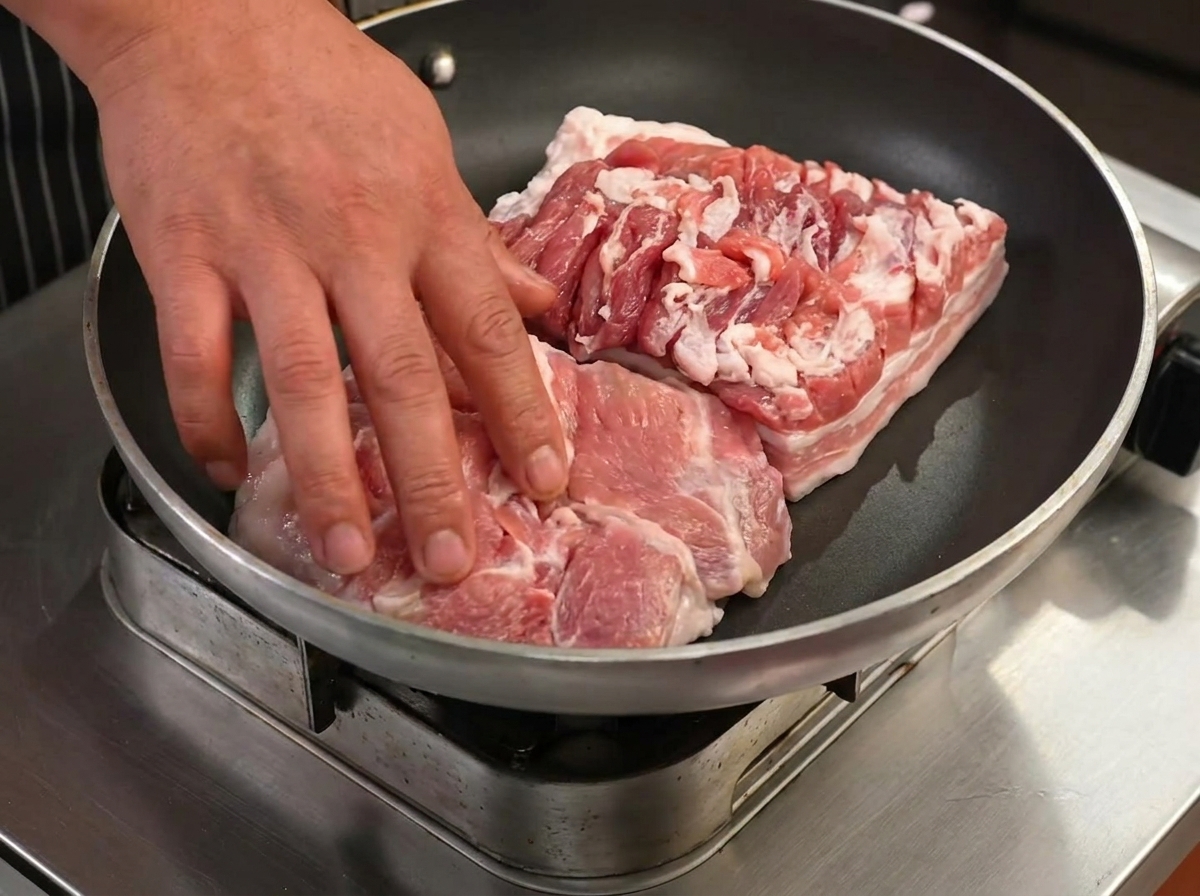 油を引かずにフライパンで炒め、脂が溶け出して香ばしく色づき始めた豚バラ肉。