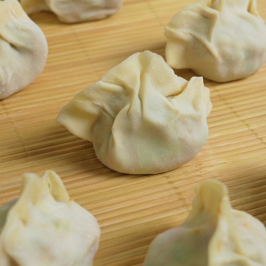 沸騰したお湯の中に餃子が入っている様子。