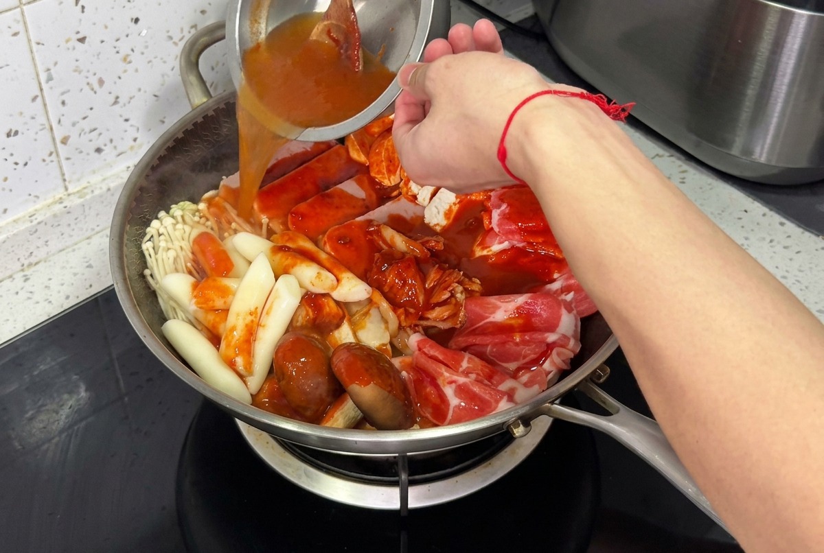水が満たされガラス蓋がされた鍋が、煮込みの準備ができている状態。