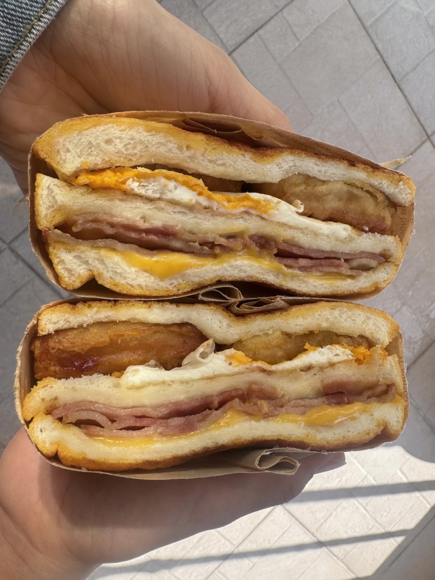 チキンナゲットとベーコンエッグの絶品エアフライヤーサンドイッチ