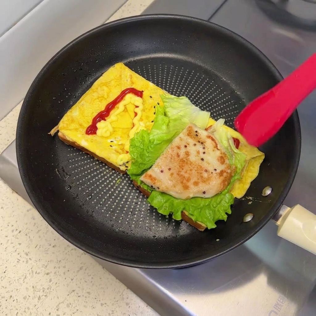 スキレットの中、新鮮なレタスの上にこんがりと焼けたチキンパティが乗っているところ。