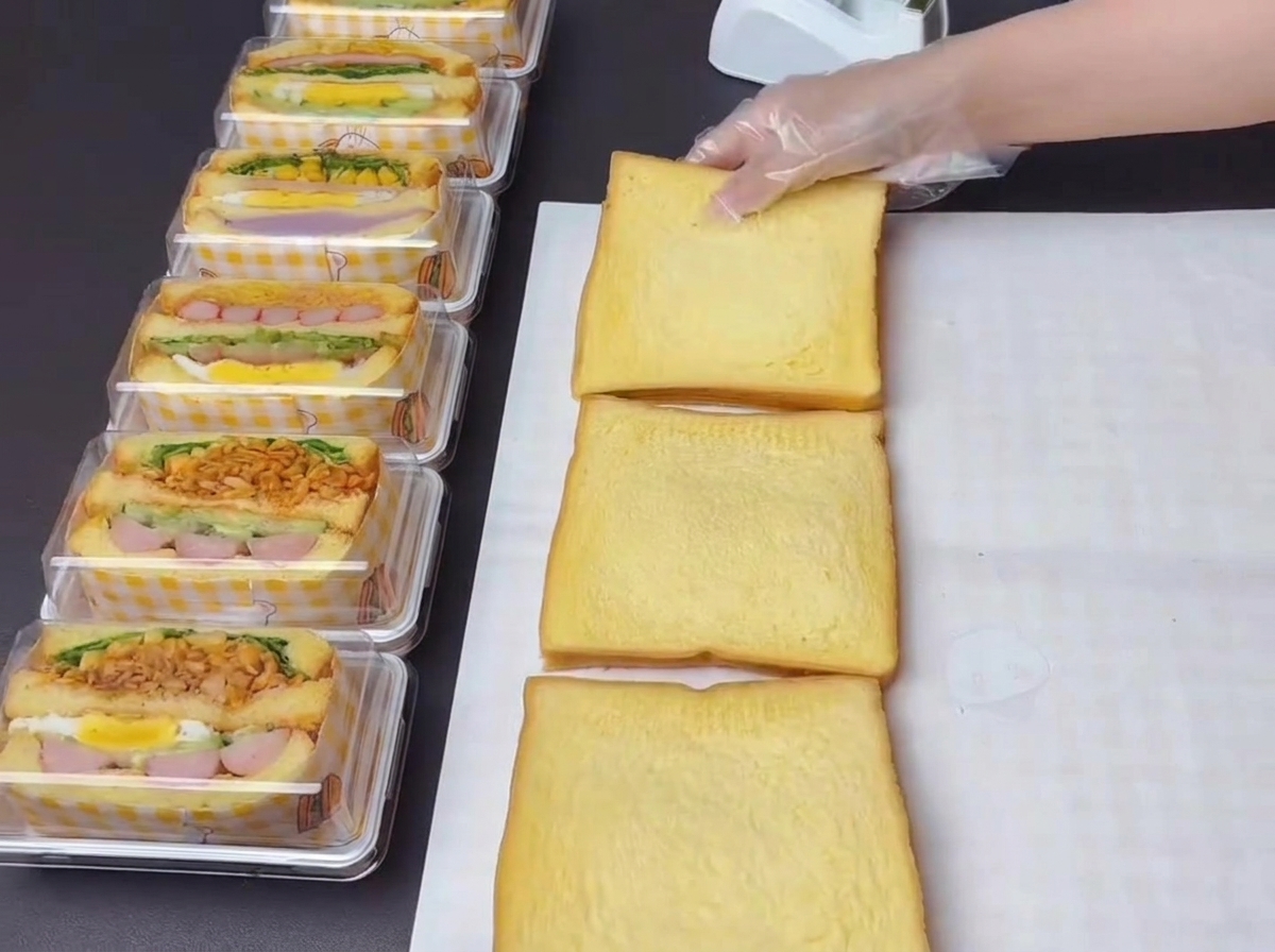 スイートサラダドレッシングが表面にしぼりかけられた、きれいに並べられた3枚のパンプキン風味トースト。