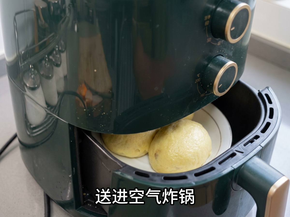 油を塗ったじゃがいもが入ったバスケットを、グリーンのノンフライヤーにセットしている様子。
