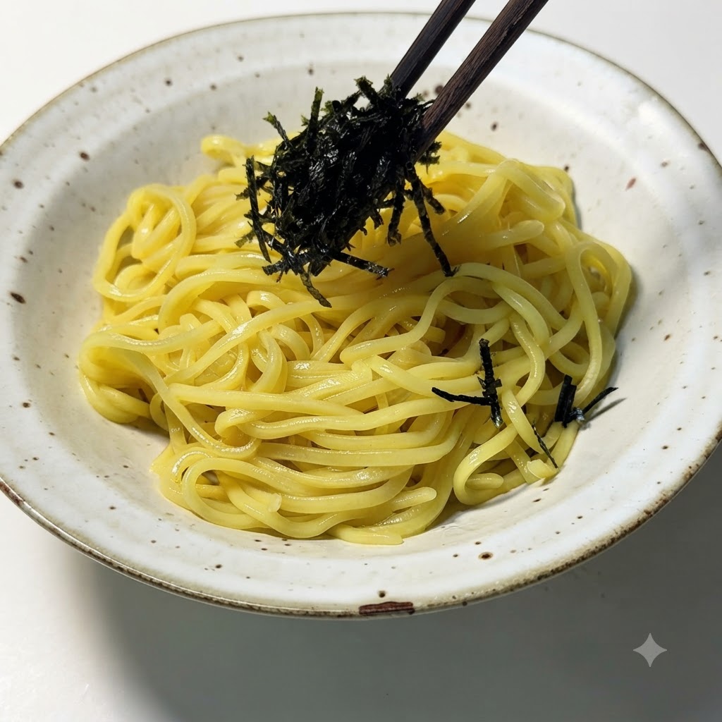 箸を使ってラーメンの上に刻み海苔を乗せている様子