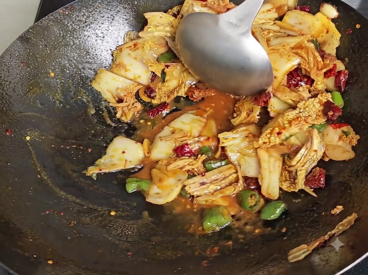 白い陶磁器の皿の上に盛られた、茹で上がった太めの麺。