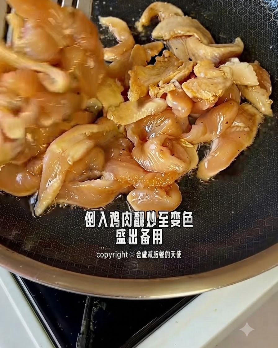 熱いフライパンの中で、マリネされた鶏肉が調理され色が変わっていく様子。