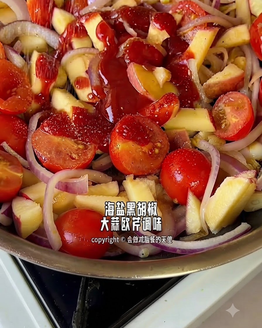 フライパンに入ったトマト、玉ねぎ、りんごのミックスにスパイスや調味料が振りかけられている様子。