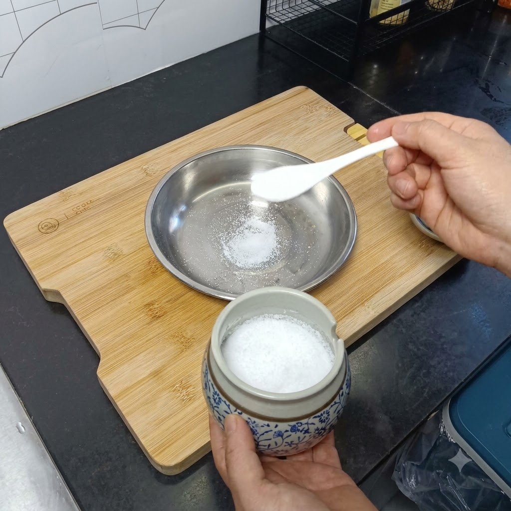 ステンレスの皿に注がれた塩と油。