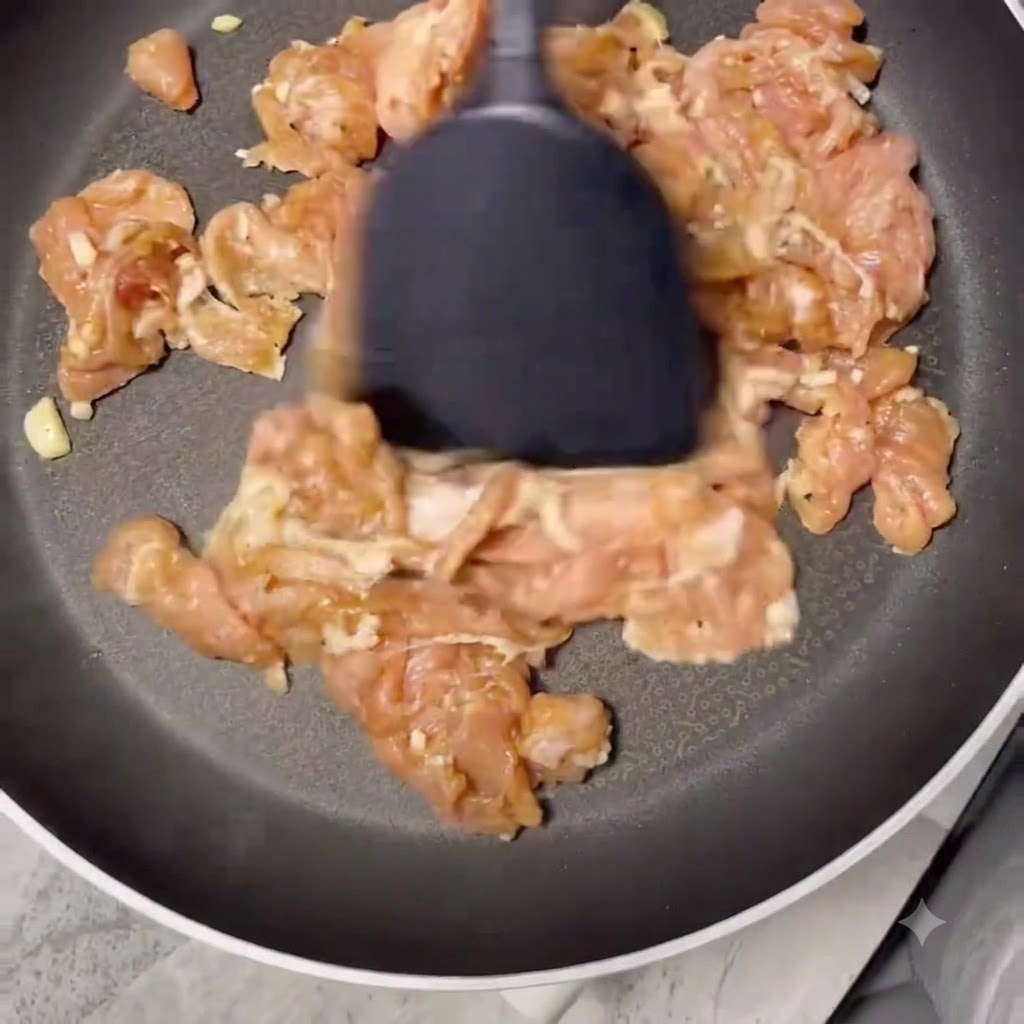 油を引かずに、きつね色になり水分がなくなるまでフライパンで炒められている豚肉のスライス。