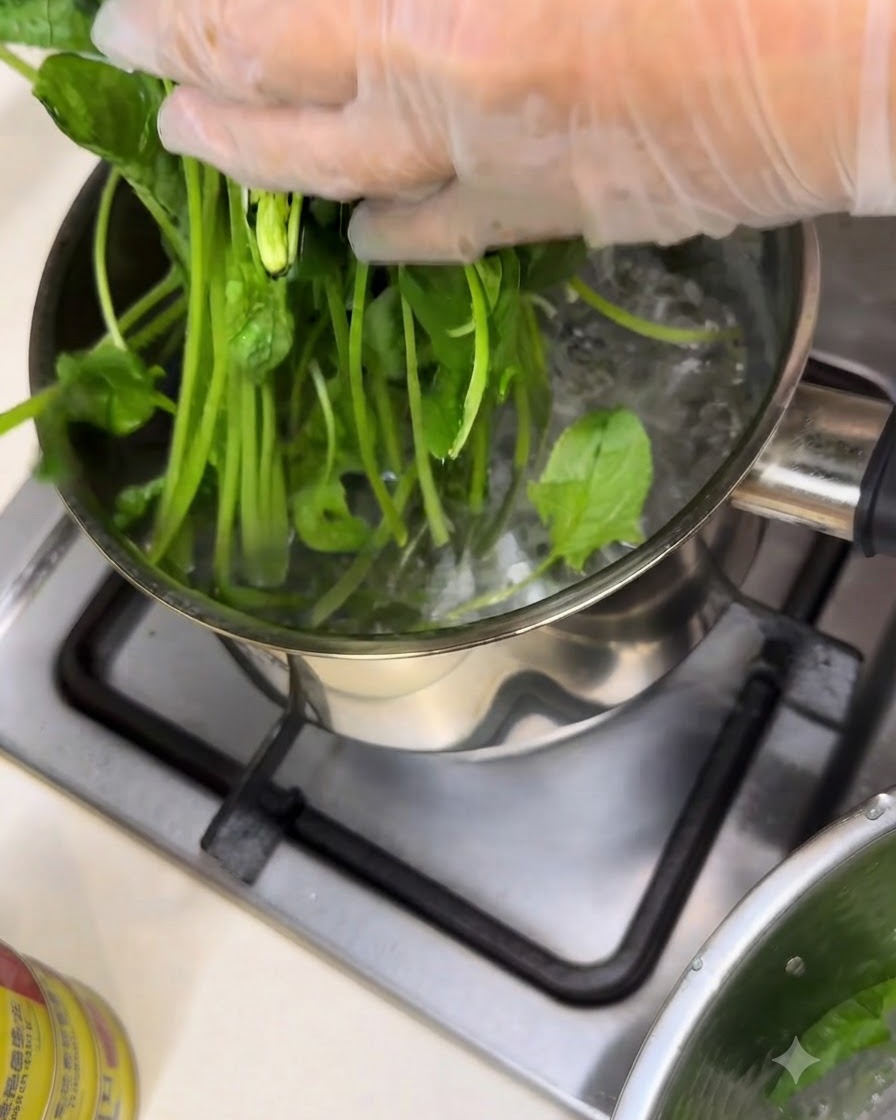 コンロの上の鍋で沸騰したお湯に生ほうれん草を入れている様子。