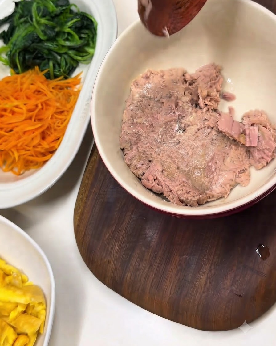 ほぐしたツナ缶の入ったボウルと、準備したほうれん草とにんじんがのった白い大皿。