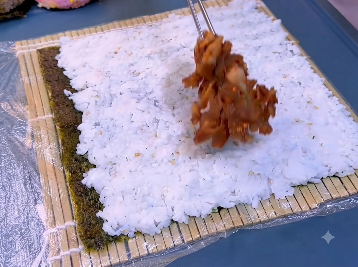 巻きす上の海苔全体にご飯を均一に広げている状態