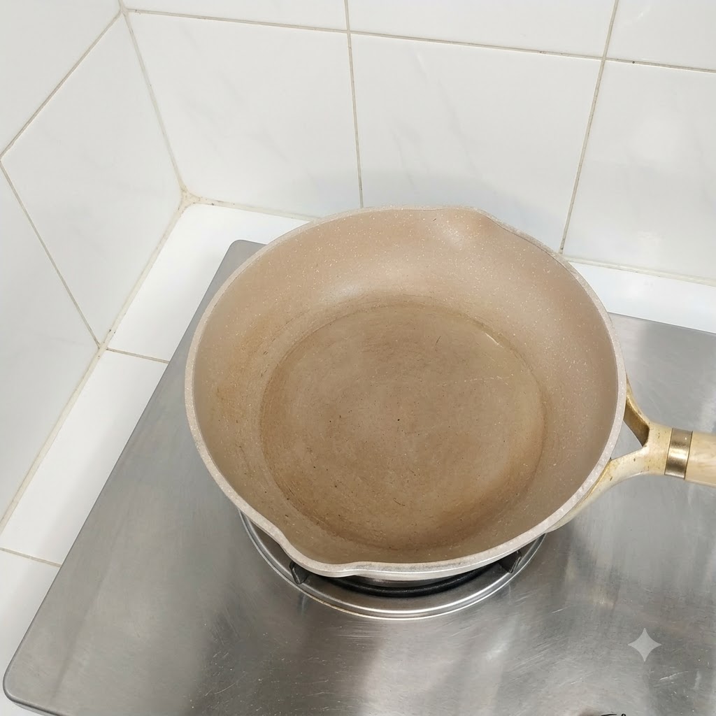調理の準備ができている、油を引いたコンロの上の空のフライパン。