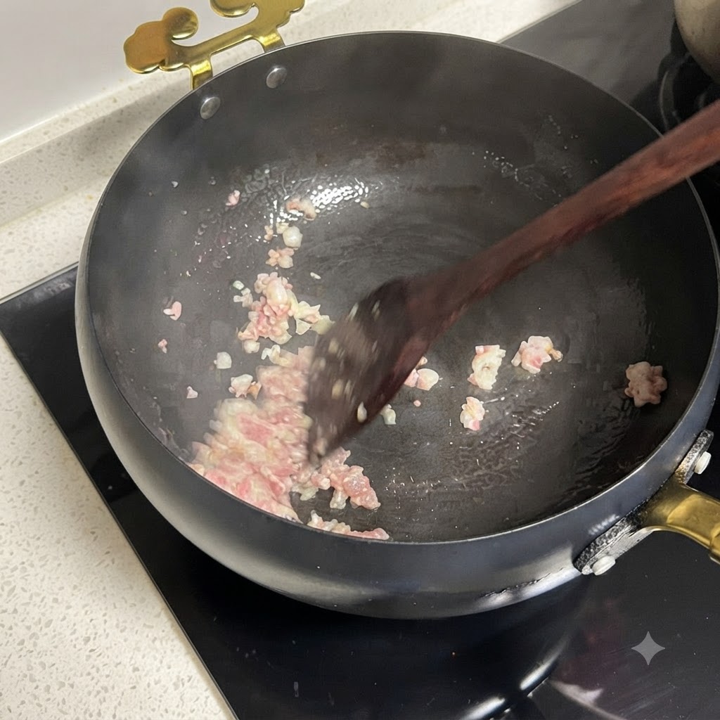 みじん切りの赤玉ねぎと刻んだトマトをフライパンで一緒に炒めている様子。