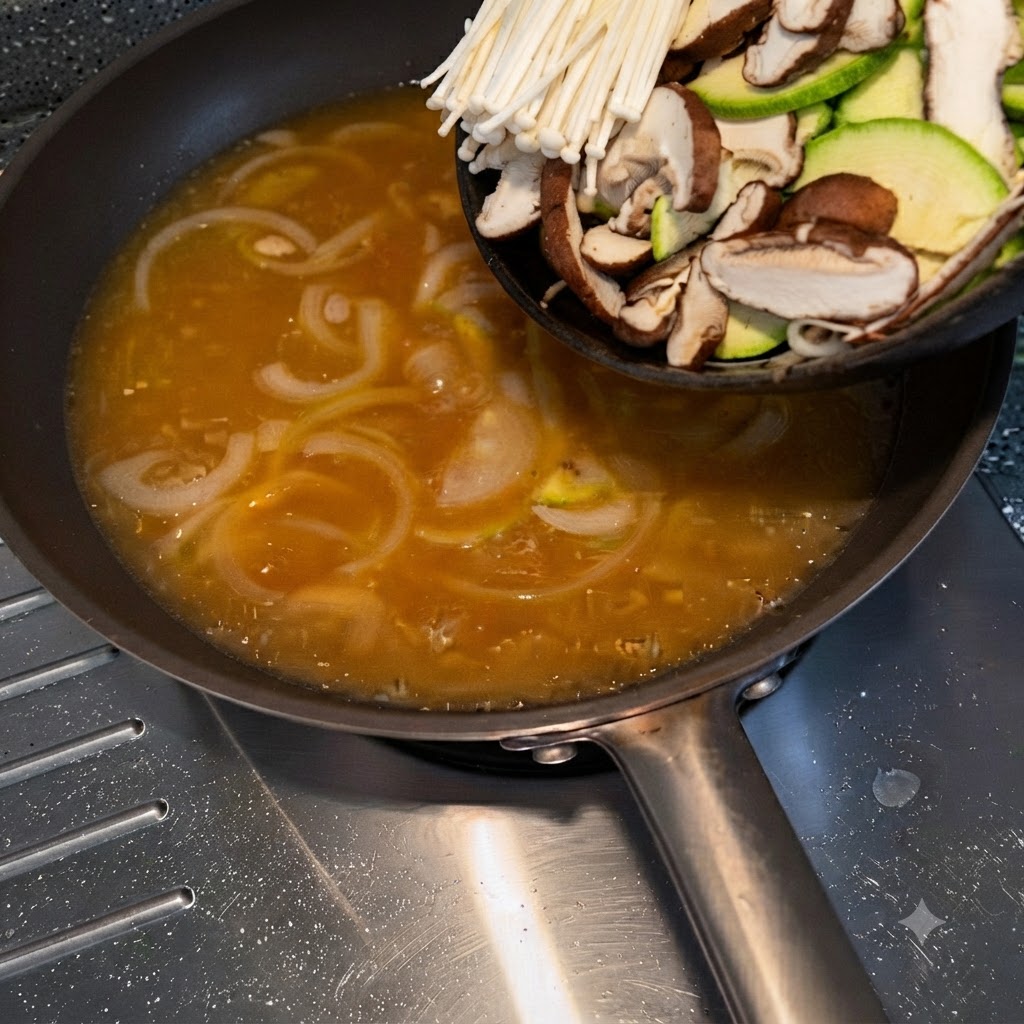 スライスしたズッキーニ、エノキタケ、シイタケの皿から、調味されたスープに具材が投入されている様子。