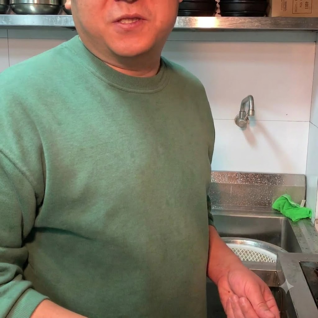 完成した味噌チゲの上に、刻んだネギをパラパラとかけている様子。