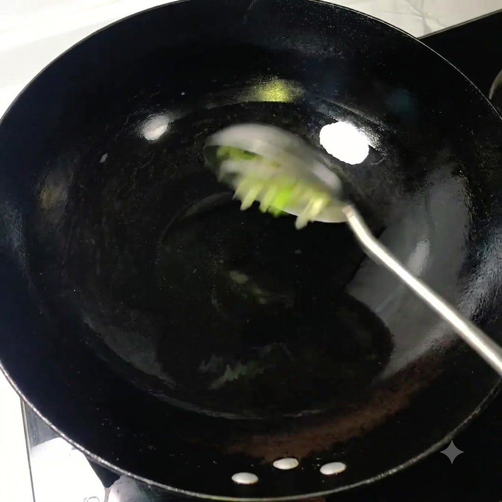 黒い中華鍋の中で、熱した油に刻んだネギを入れておたまですくい混ぜている様子