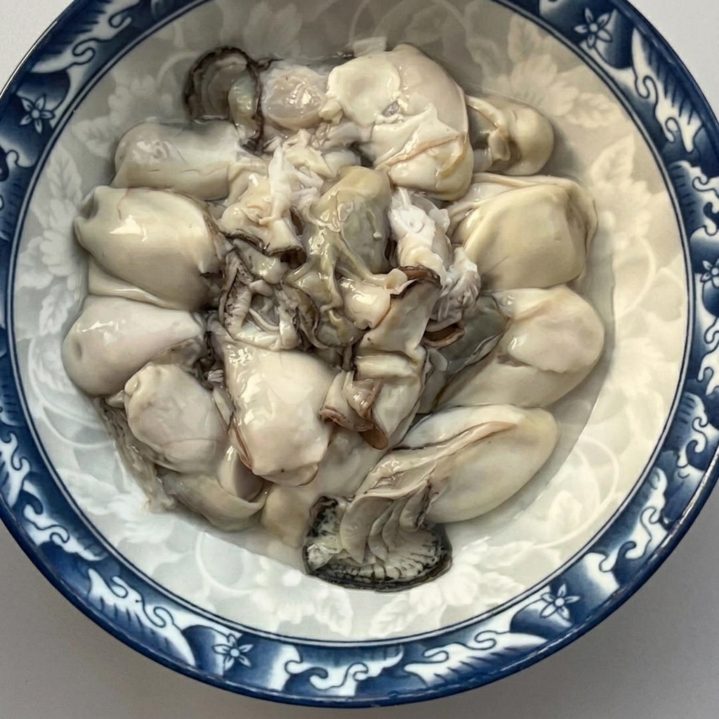 殻を剥いてきれいに洗い流された生の牡蠣が入ったボウル