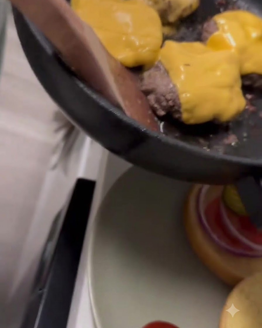 スキレットの中でビーフパティの上に溶けていくイエローチェダーチーズ。