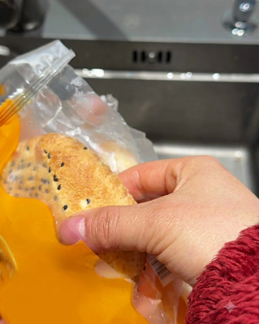 キッチンのシンクで、流水に当てられている冷凍バーガーバンズ。
