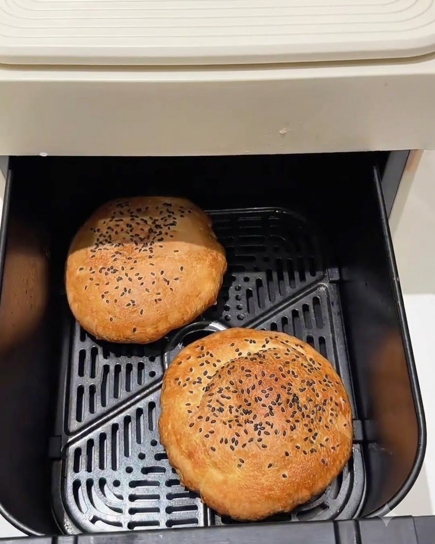 エアフライヤーのバスケットに入った焼き上がりのバーガーバンズ。