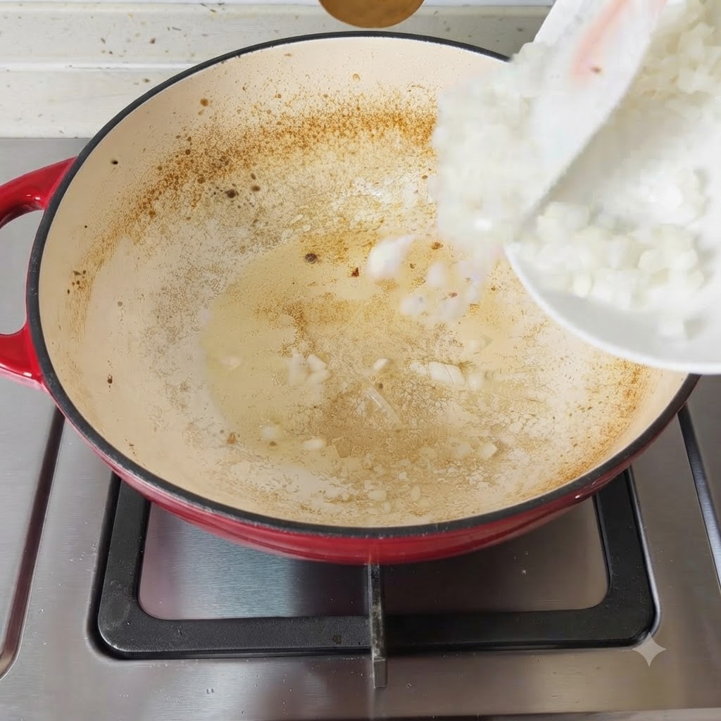 熱せられた調味済みのフライパンの表面に刻んだ玉ねぎが入っていく様子