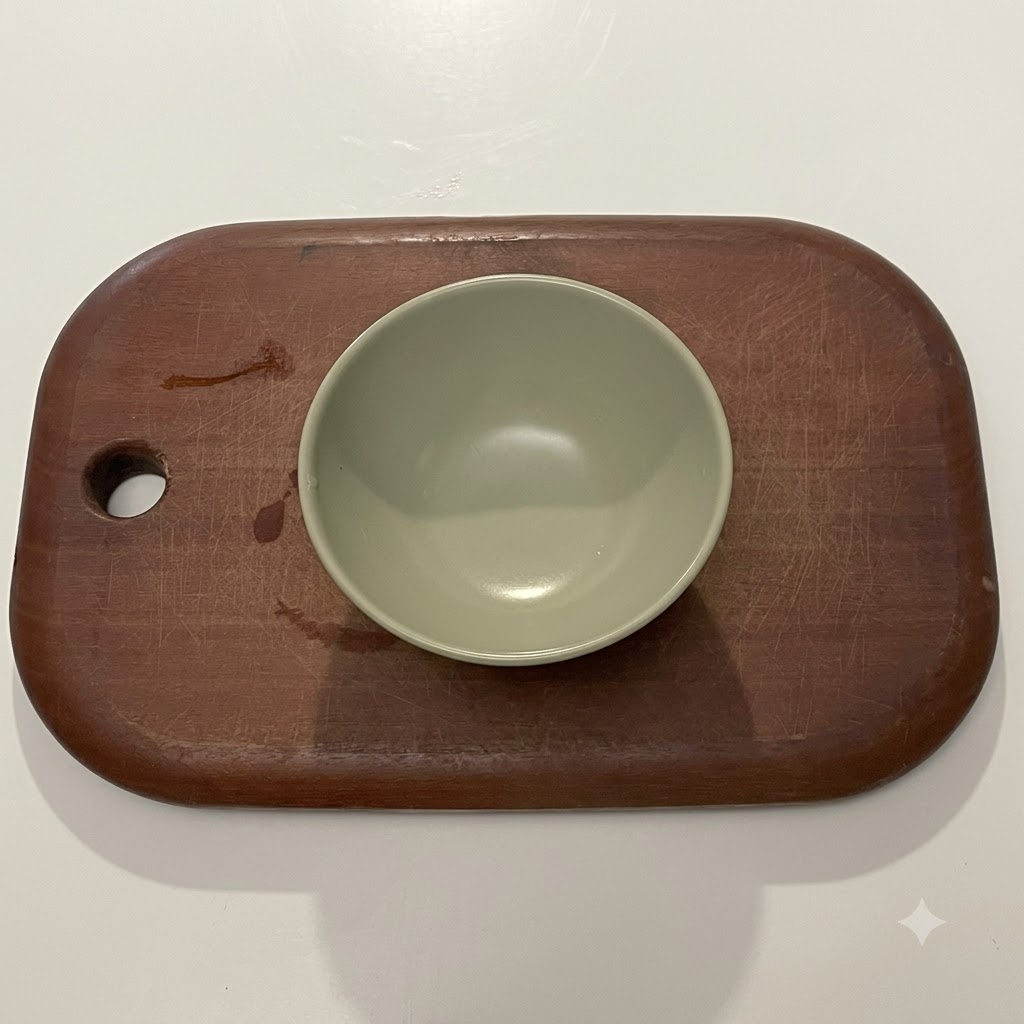 小さな緑色のセラミックボウルの中で準備された濃い色のソースミックス。