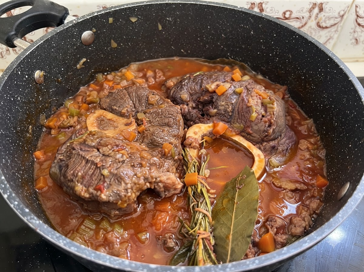 調理器具を使って、鍋から柔らかくなった牛肉を取り出して冷ましている様子。