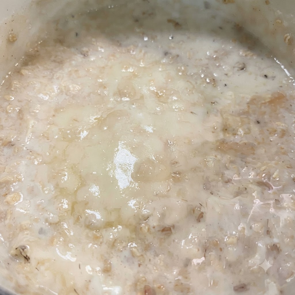 牛乳と低脂肪チーズの1枚がフライパンの中で溶け合い、クリーミーなソースを形成している様子。