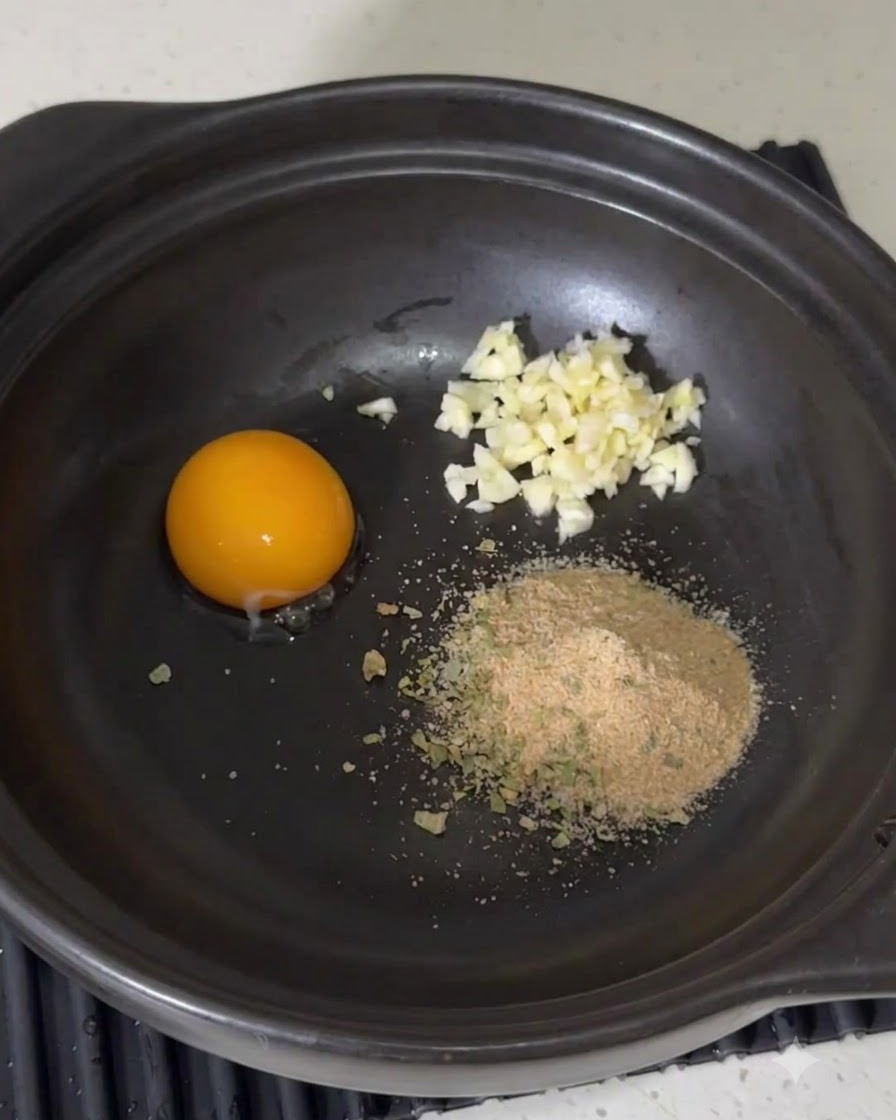 鍋の中の調味料にマヨネーズを絞り入れている様子。