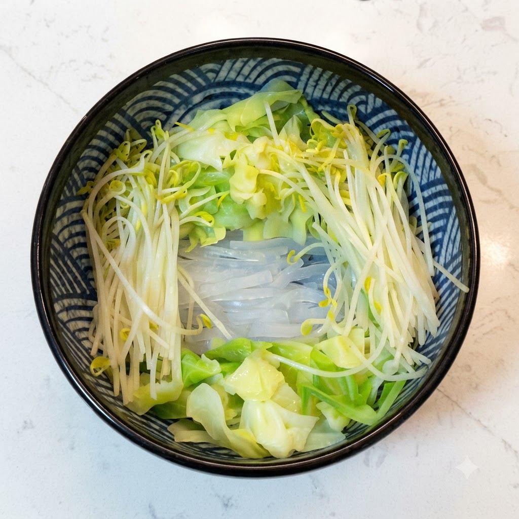 茹で野菜の上に盛り付けられた茹でたてのそば。